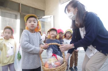 「収穫感謝祭」で野菜や果物贈る
