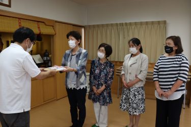 津山市久米更生保護女性会、美作自修会へ義援金贈る