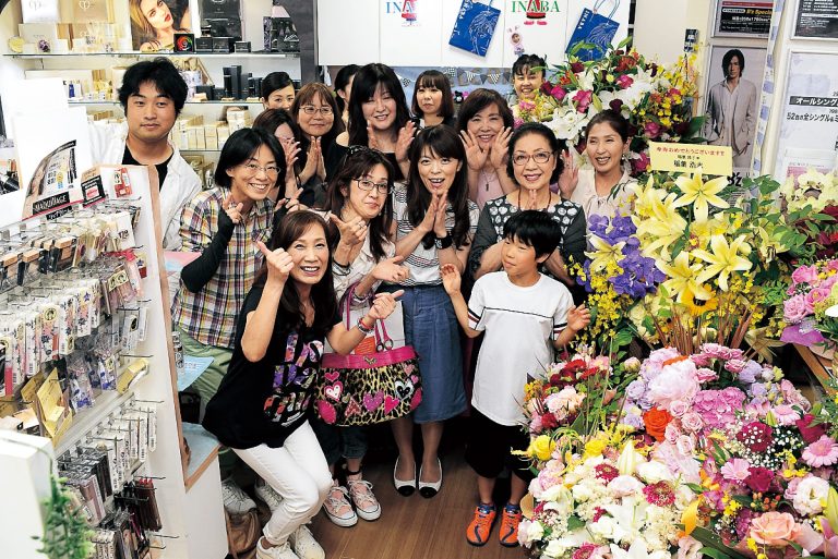 イナママこと稲葉邦子さんの誕生日を祝うために集まったB'zファンと、全国から寄せられた花＝イナバ化粧品店で