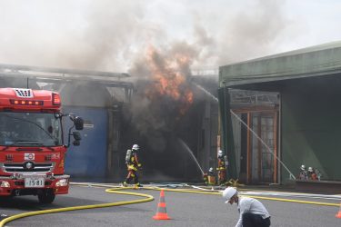 久米産業団地内の工場から出火