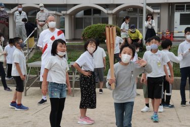 鶴山小で聖火ランナー体験会