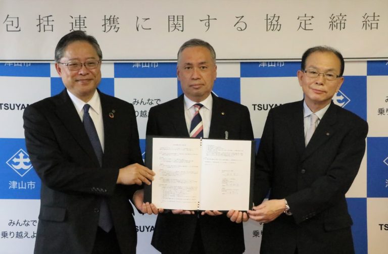 協定書を交わした川本理事長（左）と谷口市長、松岡理事長（右）