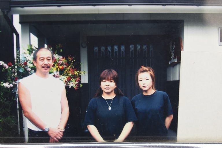 「聖」で修行していた当時の家族写真。右が内田明日香さん