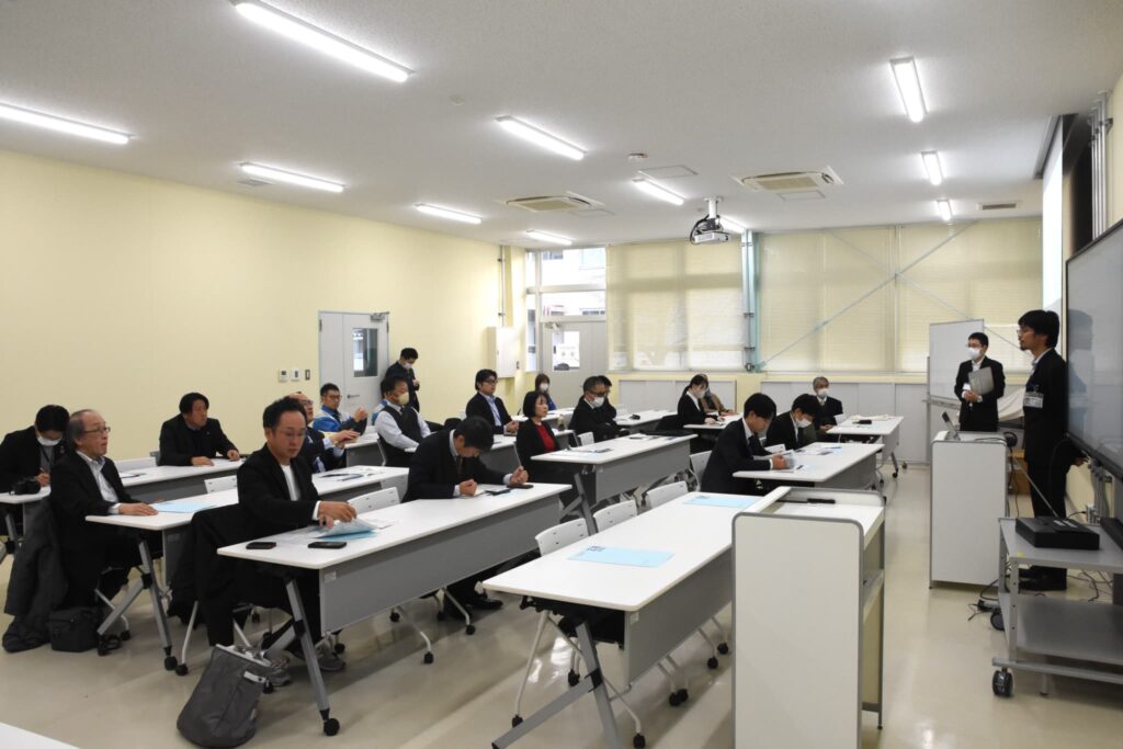 熱心に耳を傾ける参加者