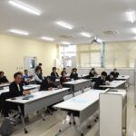 熱心に耳を傾ける参加者