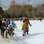 スケート用イスを使用し楽しむ様子