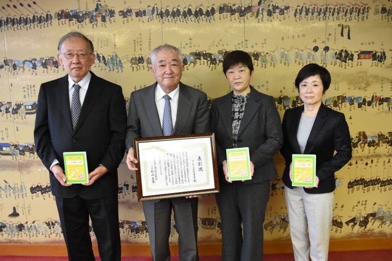 県医師会長賞を受賞した市医師会の宮本会長ら