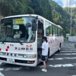 町営バスに乗り込む中学生=岡山県美咲町で