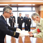 感謝状を受け取るノーテープ工業津山工場の西城工場長（右）=岡山県津山市で