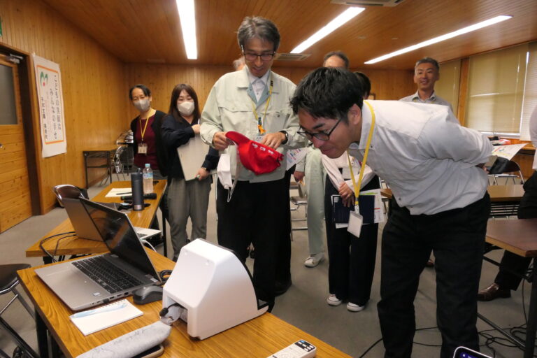 顔認証用機器を確かめる町職員=岡山県美咲町で