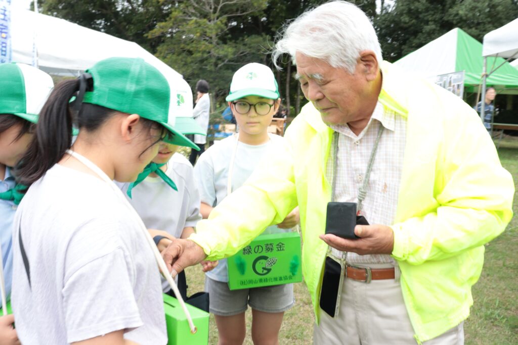 みどりの少年隊の募金に応じる来場者