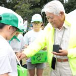 みどりの少年隊の募金に応じる来場者