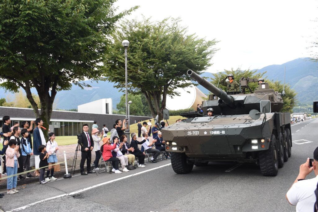 堂々とした姿を見せる自衛隊車両