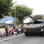 堂々とした姿を見せる自衛隊車両