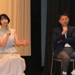 舞台あいさつするあさのあつこさんと大谷監督=岡山県美作市で