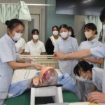 看護の実習現場を見学する参加者=岡山県津山市で