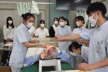 看護の実習現場を見学する参加者=岡山県津山市で