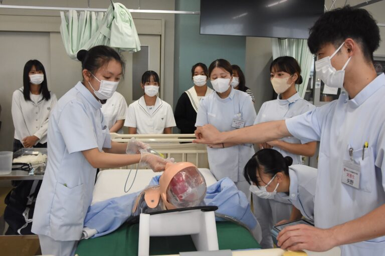 看護の実習現場を見学する参加者=岡山県津山市で