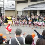 町内の園児とマスコット・きんとくんのダンス=岡山県勝央町で