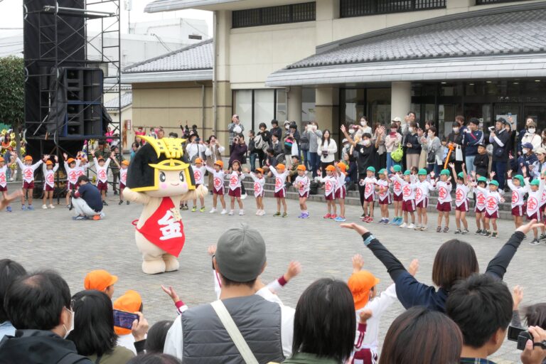 町内の園児とマスコット・きんとくんのダンス=岡山県勝央町で