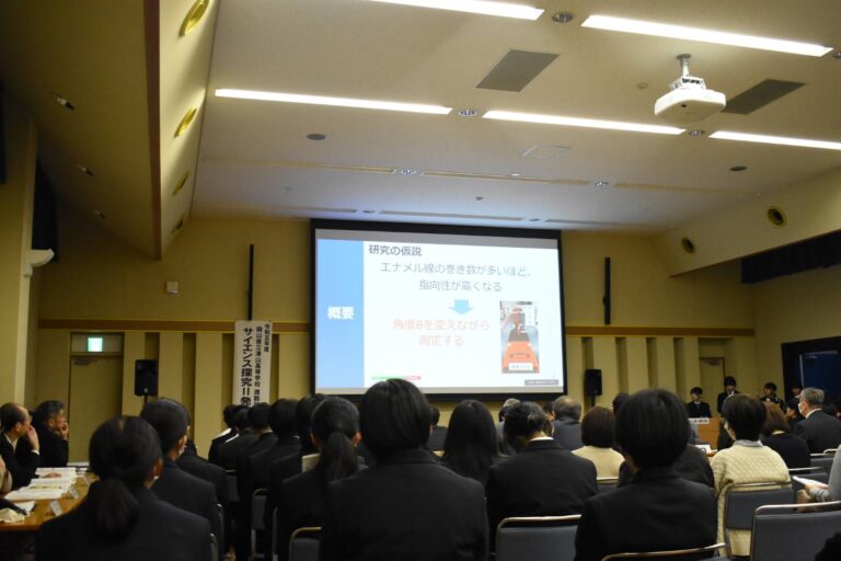 研究の成果を発表する理数科2年生=岡山県津山市で