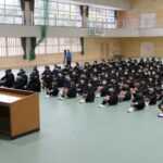 入校式で新免校長の話に耳を傾ける児童生徒=岡山県美咲町で