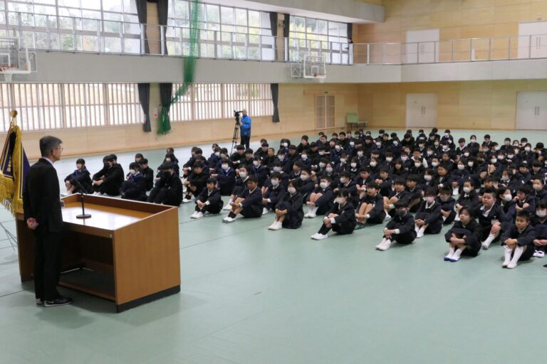 入校式で新免校長の話に耳を傾ける児童生徒=岡山県美咲町で