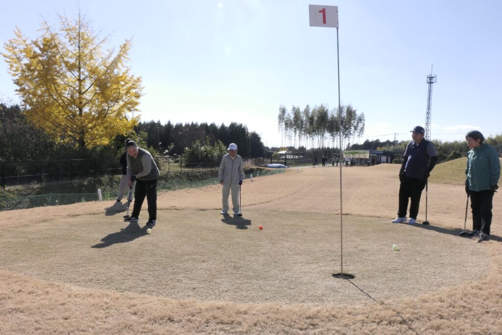 和気あいあいとプレーする参加者