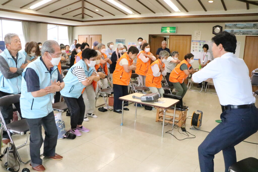 こけないからだ体操を体験する伊原木知事