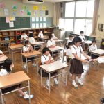 通知表を受け取る児童＝秀実小学校で