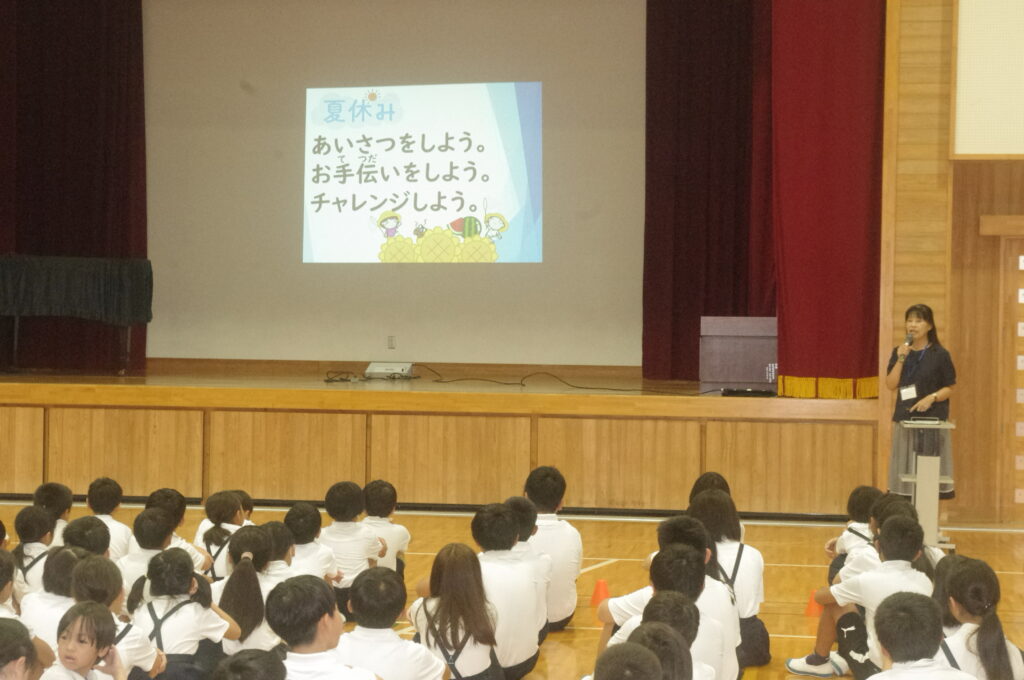 溝口校長の話に耳を傾ける児童たち