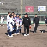 正田さんから守備の基本を教わる選手たち=岡山県津山市で