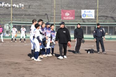 正田さんから守備の基本を教わる選手たち=岡山県津山市で