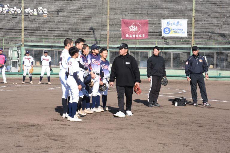 正田さんから守備の基本を教わる選手たち=岡山県津山市で