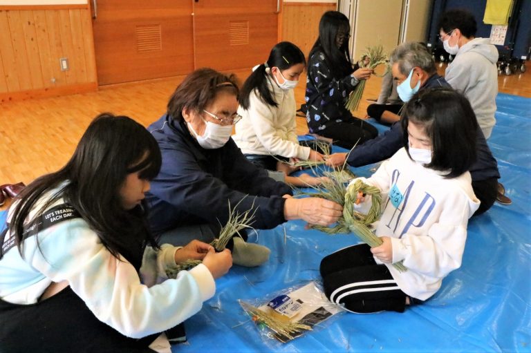 城西公民館（小田中）で「まちばの寺子屋」のしめ飾り作り