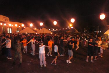 盆踊りを楽しむ地域住民らと隊員たち=岡山県奈義町で