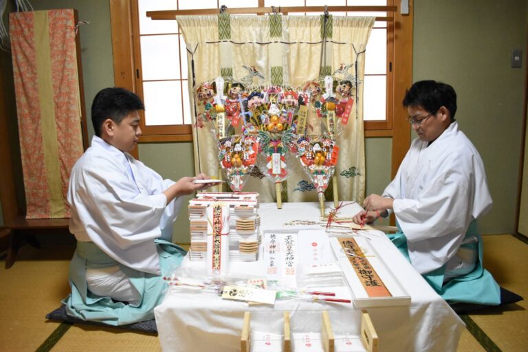 各種縁起物など初詣の準備が整える徳守神社=岡山県津山市で