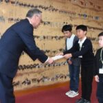 谷口市長に要望書を手渡す児童たち