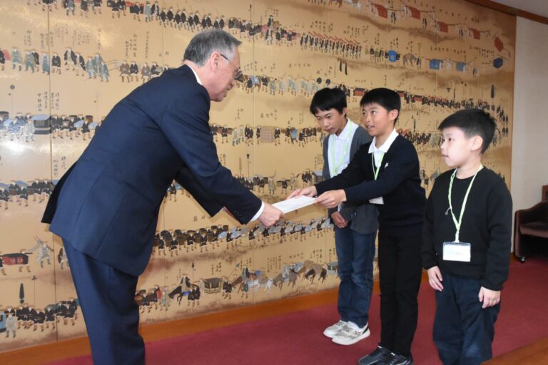 谷口市長に要望書を手渡す児童たち