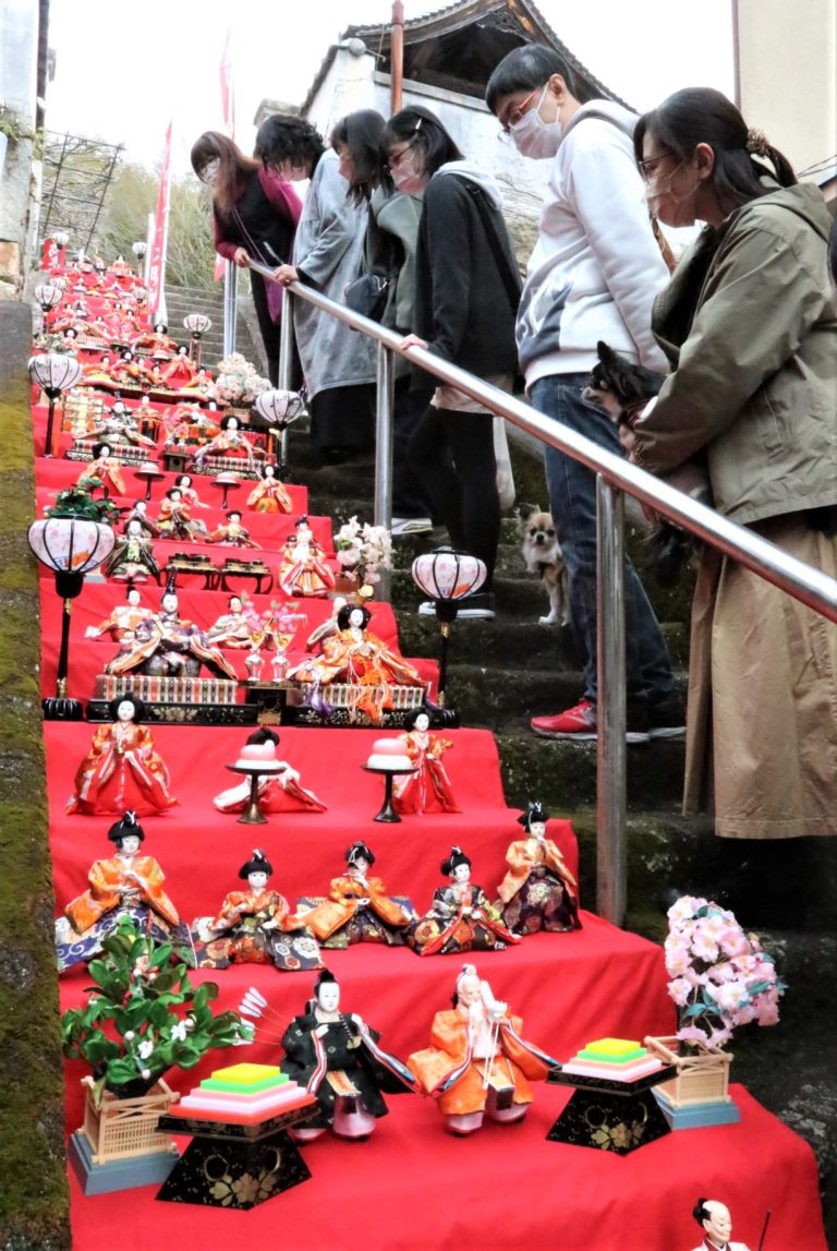 湯神社参道の「階段びな」をめでる行楽客