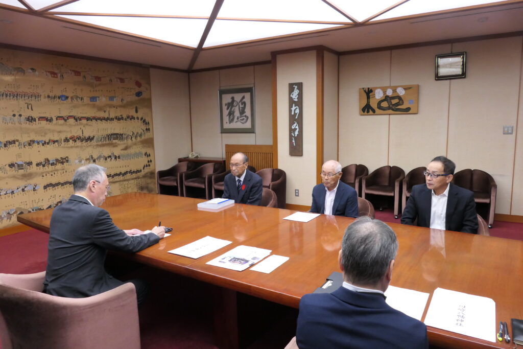 氏子を代表して来庁した西村総代長（中央）ら