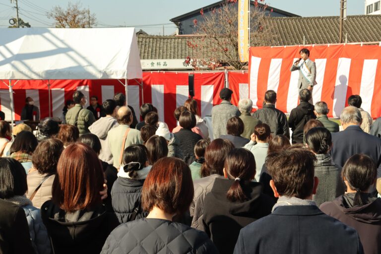 あいさつする光井氏=岡山県津山市で