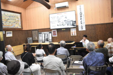 ボランティアガイドの養成に向け、高野神社で開かれた歴史講演会=岡山県津山市で