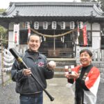 「勝球」を手にする治郎丸さん（左）と、「勝ぐり」を手にする阿黒さん=岡山県勝央町で