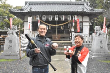 「勝球」を手にする治郎丸さん（左）と、「勝ぐり」を手にする阿黒さん=岡山県勝央町で