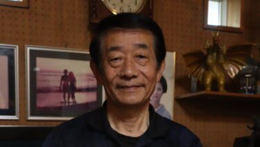 チラシ手にPRするHOSPITALSの西本さん=岡山県津山市で