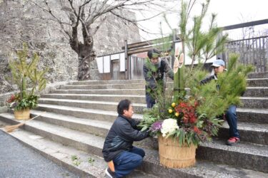 津山城迎春準備整う　縁起がいいとされる竹と松、梅などが彩りよく　1月1日には初日の出を見るイベントも／岡山・津山市