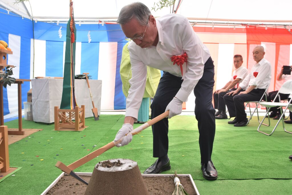 鍬(くわ)入れする谷口市長