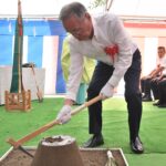 鍬（くわ）入れする谷口市長