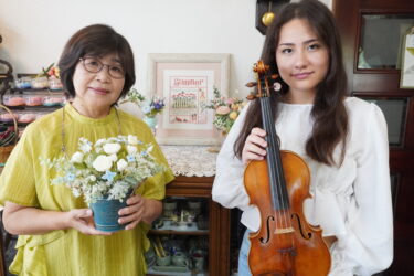 作品を手にする神田さん（左）と孫の愛歌さん=岡山県津山市で